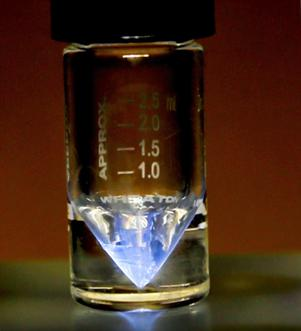 Aspecto del Actinio-225, un isótopo del actinio, en un vial